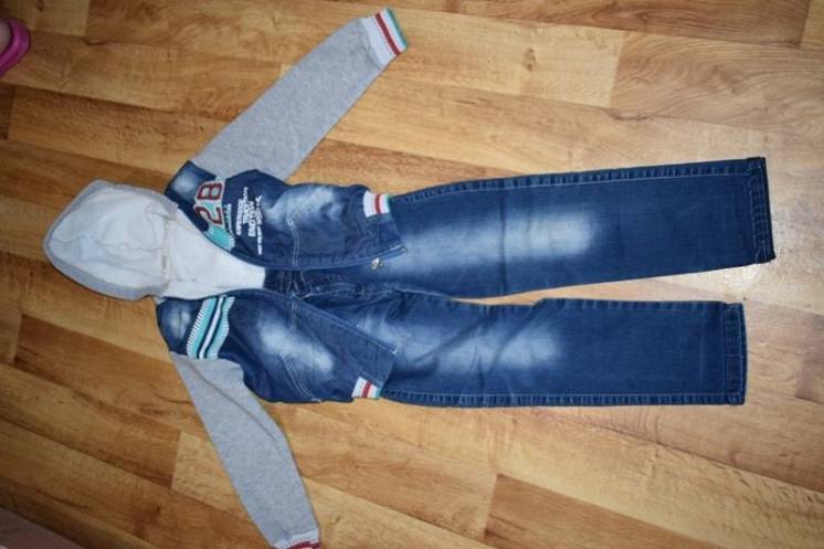 Классный джинсовый костюм на мальчика, размер 9-10 лет (134)