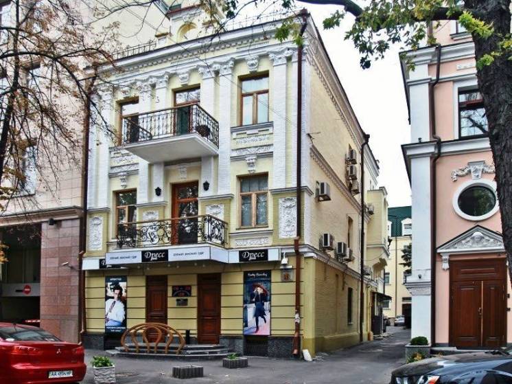 Фасадное торгово-офисное здание в историческом месте, Подол.