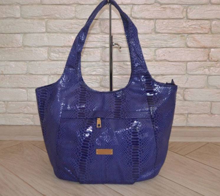 Фиолетовая модельная сумка