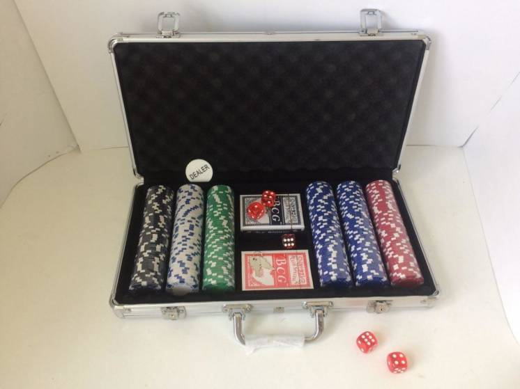 Набор для игры в покер 300 фишек в кейсе покерный набор
