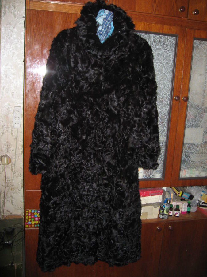 ШУБА женская длинная черная мех натур. козий кудрявая