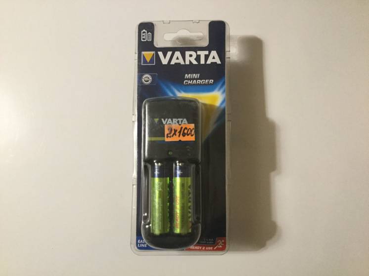 Зарядка  Varta с 2 аккумуляторами 1600
