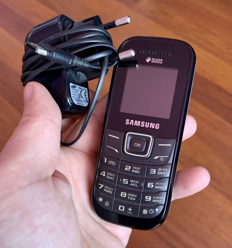 Телефон Samsung GT E-1202i, на 2 sim (DUOS), Самсунг