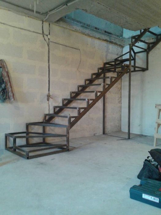 Лестница на металлическом каркасе / Сходи металеві / Перила