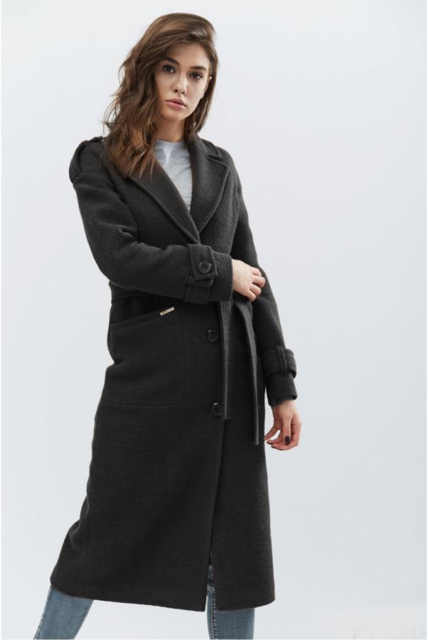 Удлиненное пальто прямого силуэта с поясом. черное