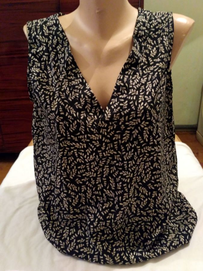 Блуза блузочка-безрукавка з v-образним вирізом Calliope