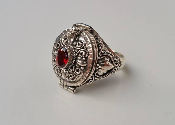 Оригинальное серебряное кольцо-тайник с натуральным камнем