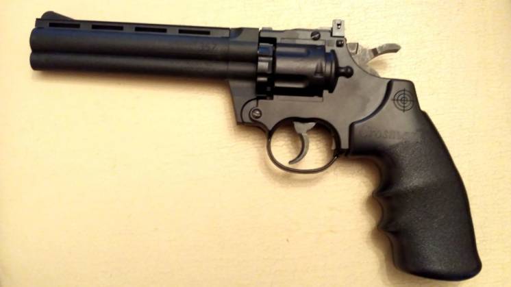 Продам пневматический револьвер Crosman AIRGUN 357.