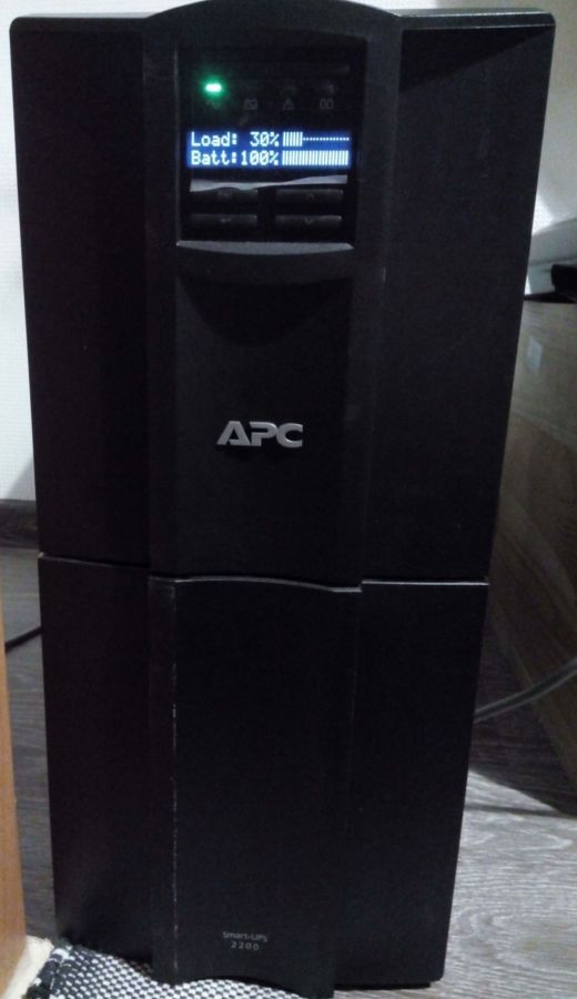 ИБП APC Smart-UPS 2200VA LCD 230V (SMT2200I) в идеальном состоянии