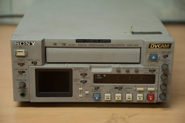 Профессиональный DVCAM, DV, Mini DV видеомагнитофон Sony DSR-45AP
