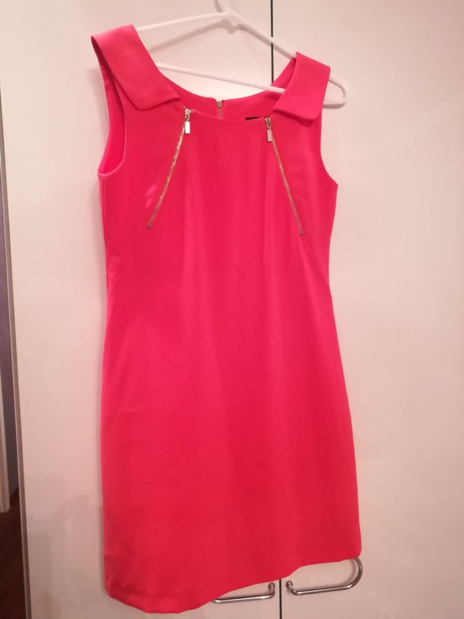 Продам классическое женское платье кораллового цвета.