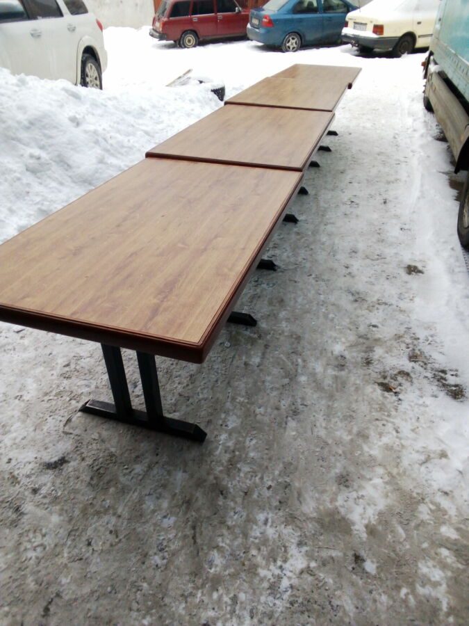Бу стол деревянный на металлической опоре для кафе ресторана