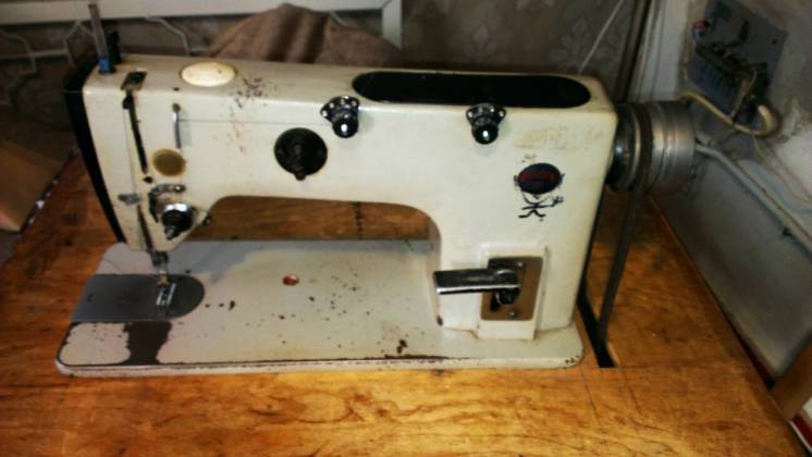 Промышленная швейная машинка.