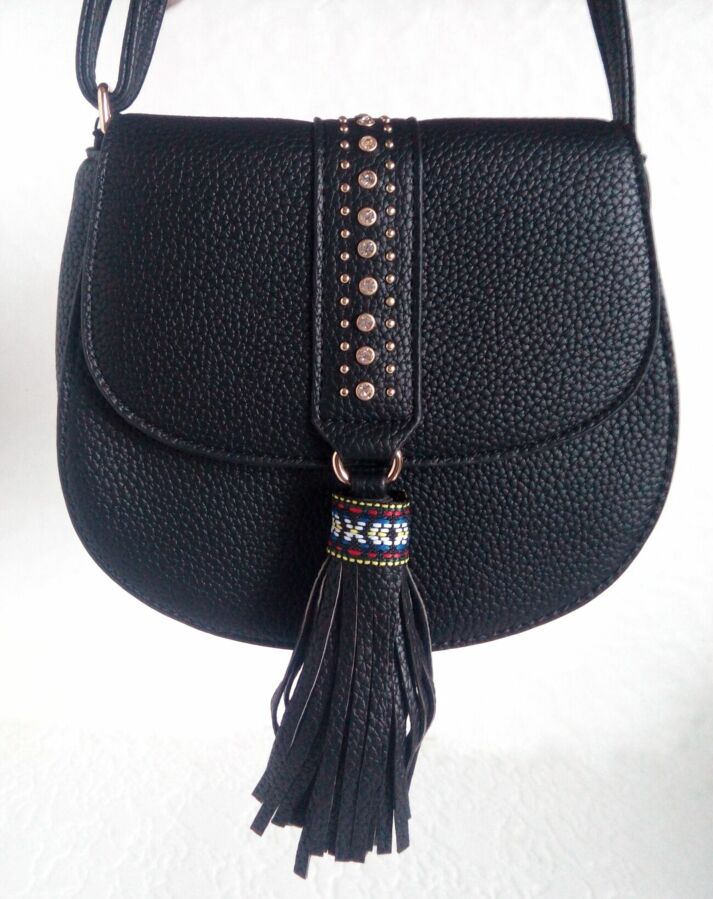 Модная полукруглая сумочка с кисточкой черная и белая