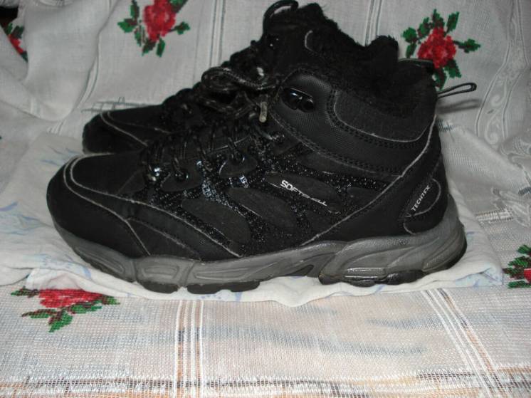 Ботинки утепленные черного цвета