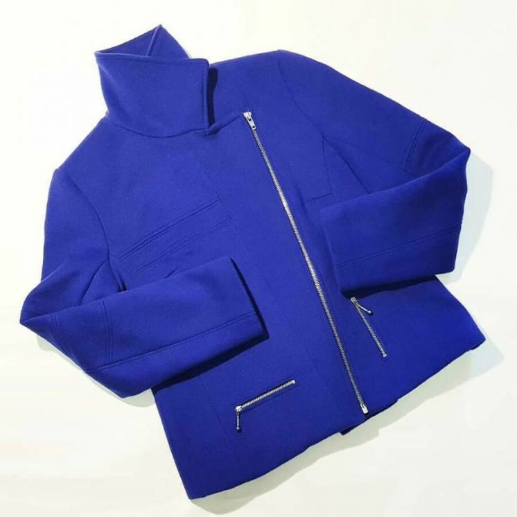 Качественная теплая куртка синего цвета