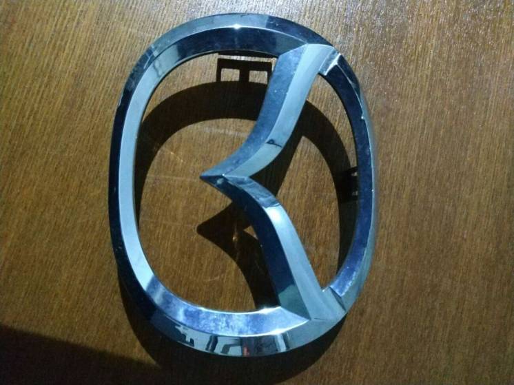 Эмблема решетки радиатора Mazda