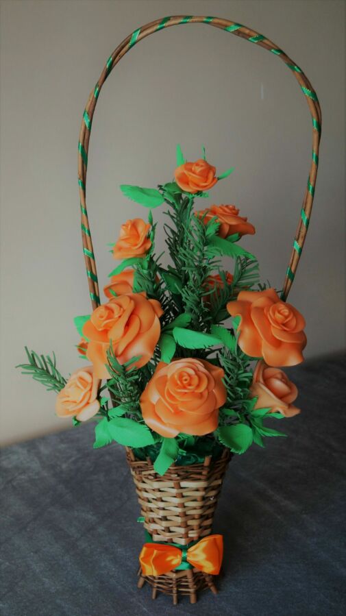 Оранжевые розы в корзинке для любимой к 8 марта