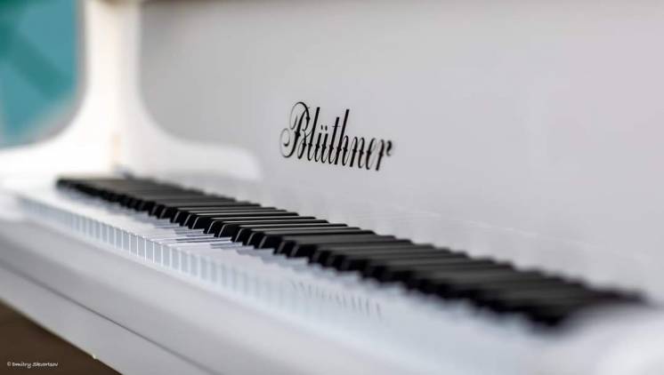 Белый рояль Блютнер  230 см