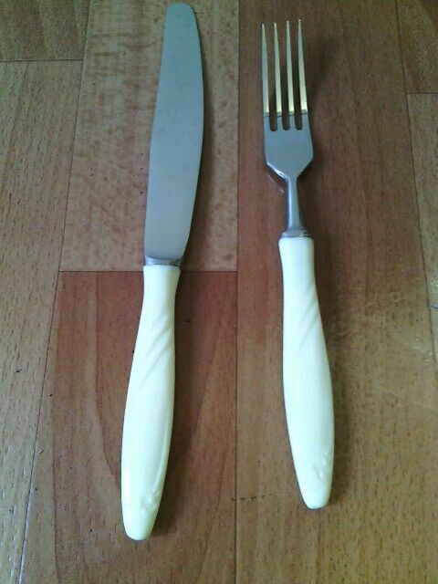 Ножи и вилки с пластиковой ручкой