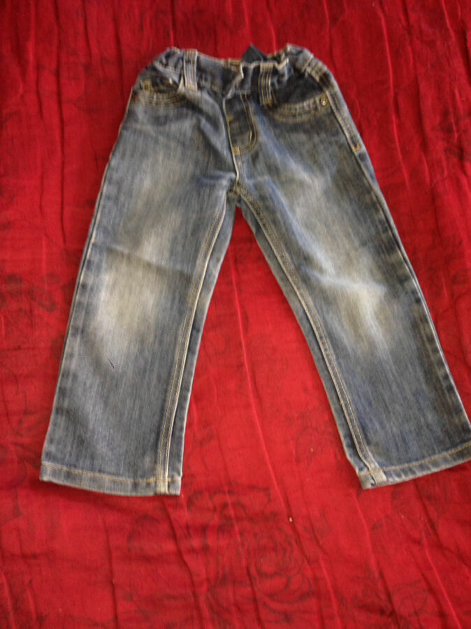 Продам джинсы на 2-3 года