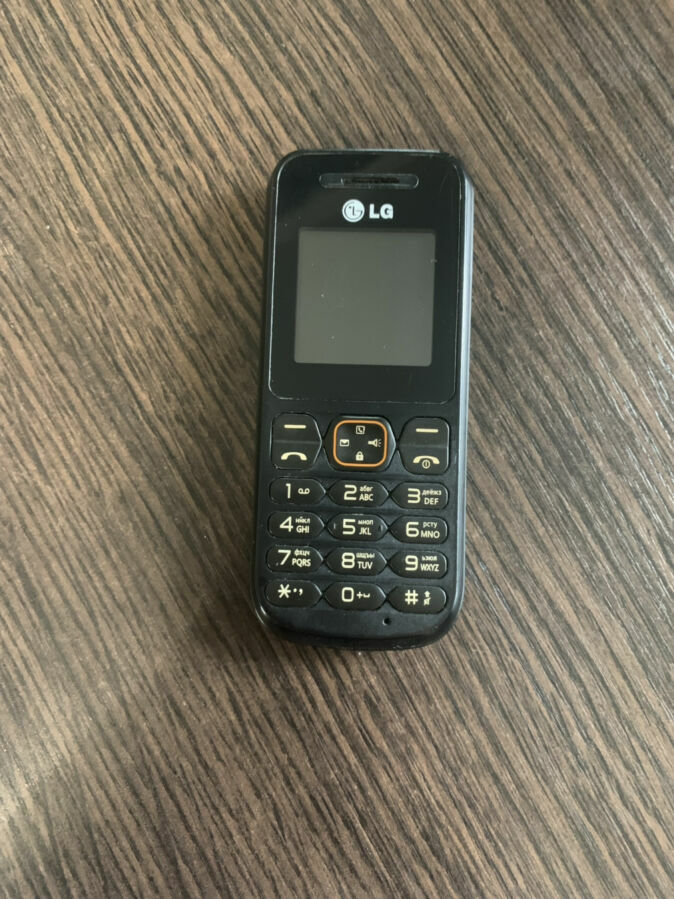 Телефон LG в абсолютно рабочем состояни
