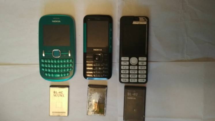 Три мобильных телефона Nokia и батареи к ним