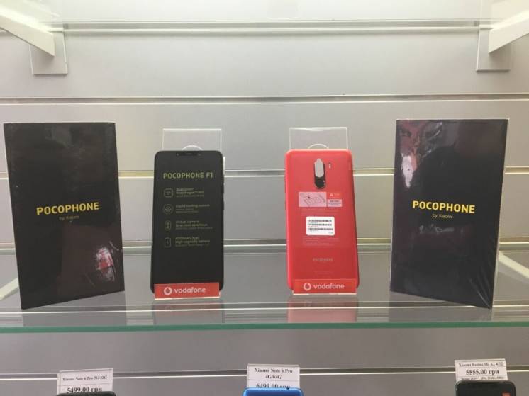 Смартфон Xiaomi Pocophone F1 Global 6 гб/ 64 гб  чехол в подарок.