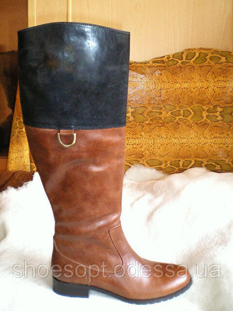 Элегантные коричневые сапоги женские кожаные на низком каблуке.