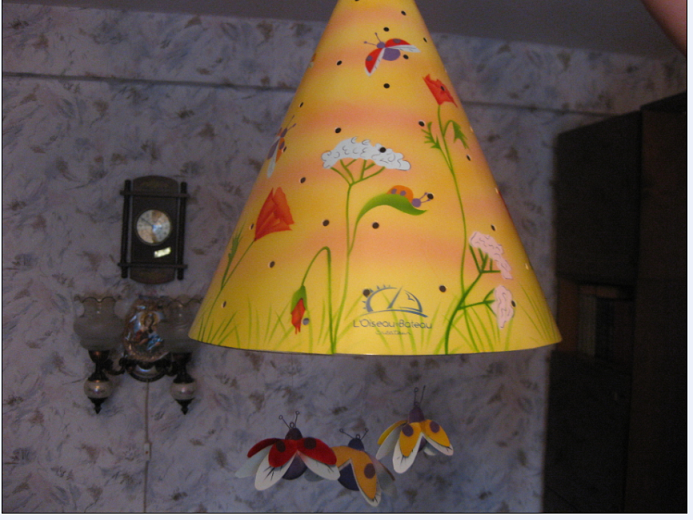 Фирменный светильник для детской комнаты.