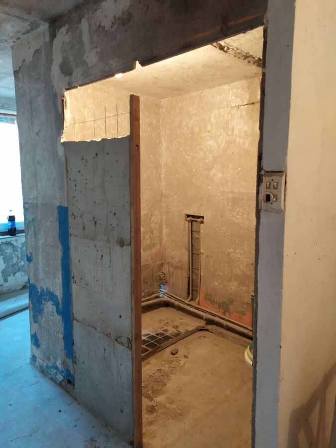 Кладовка,проем в шахте лифта.Демонтаж сантехкабин,стен.Резка бетона.