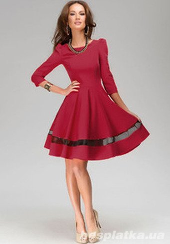 Красное контрастное плиссированное платье