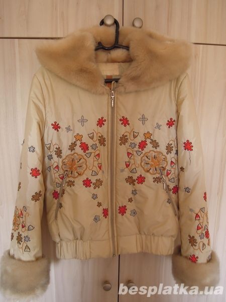 Куртка утепленная с отделкой из меха и вышивкой