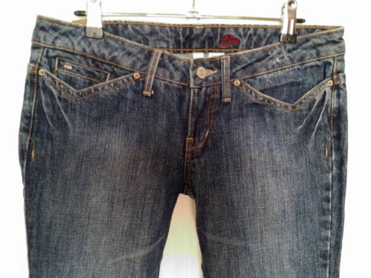 Потёртые расклешённые джинсы