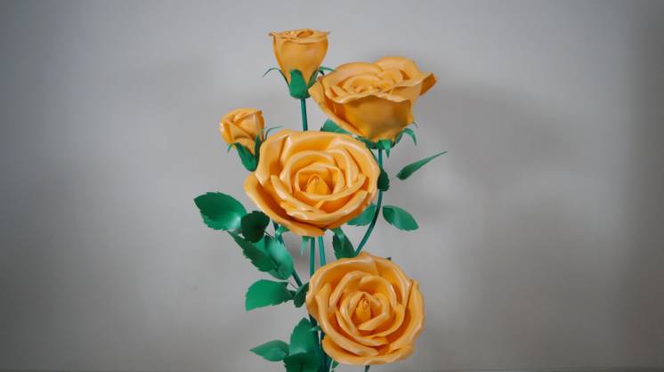 Куст оранжевой розы с изолона для украшения торжеств (ростовые цветы)