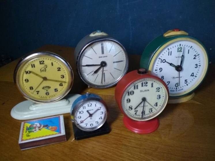 Часы-будильники механические советские