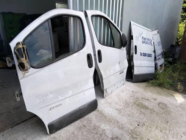 Двері Renault Trafic передні задні бокові.