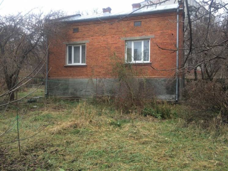 Продається  будинок  у Львові з земельною ділянкою 10 соток