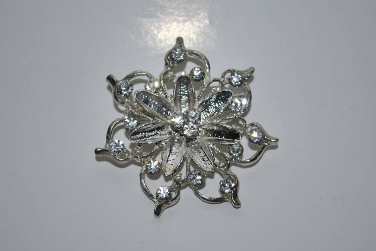 Винтажная брошь в форме цветка с кристаллами