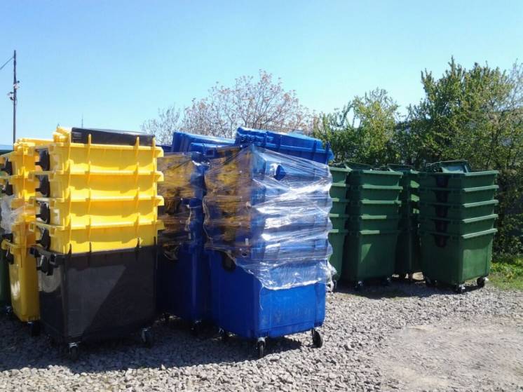 Урни та контейнери для відходів і сміття