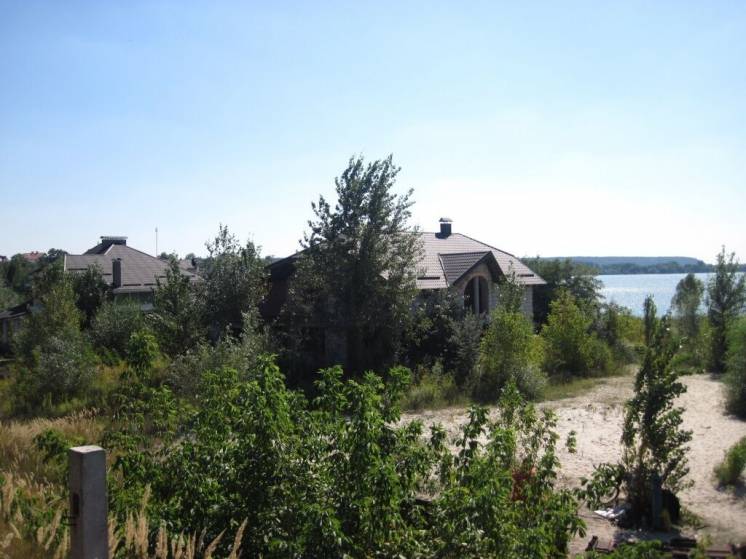 Продажа участка на берегу озера в Киеве под строительство жилого дома