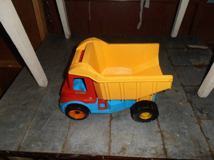 Детская игрушка грузовик.