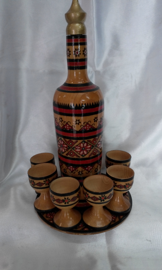 Украинский сувенир:ручная роспись бутылка с 6-тю стаканами на подносе.