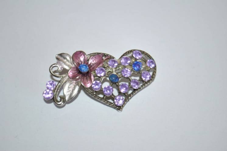 Винтажная старинная брошка в форме сердца с цветочком с кристаллами