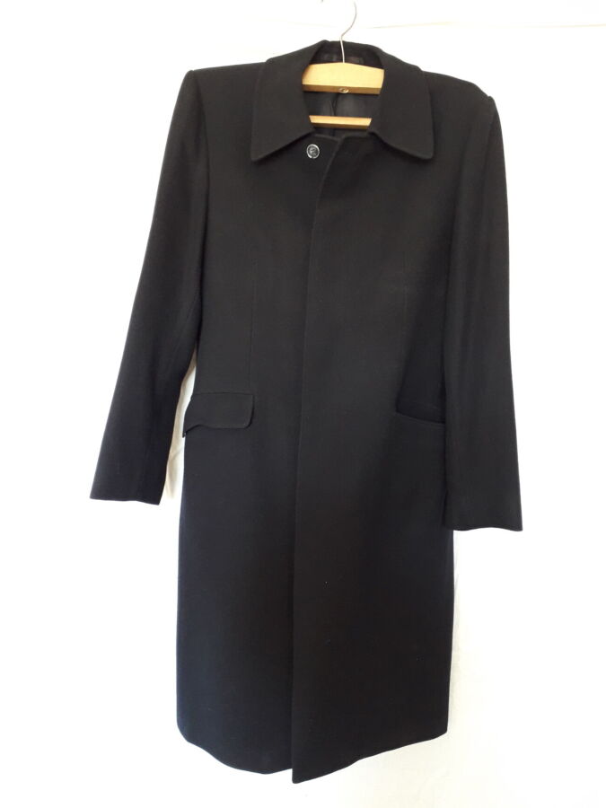 Продам шикарное демисезонное мужское пальто, размер 48 тёмного цвета