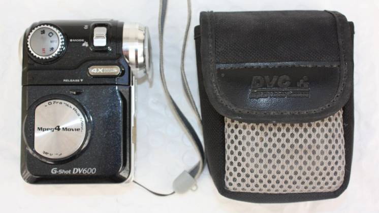 Минивидеокамера диктофон фотоапарат плейер Genius G-shot Dv 600