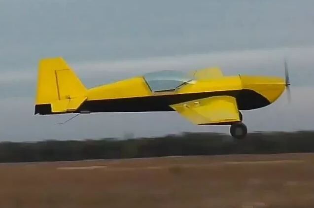 Сборная ру  модель самолета экстра-300 (размах 1500 мм). набор деталей