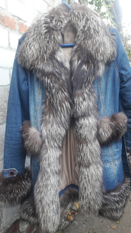 Джинсовое пальто с мехом чернобурке.