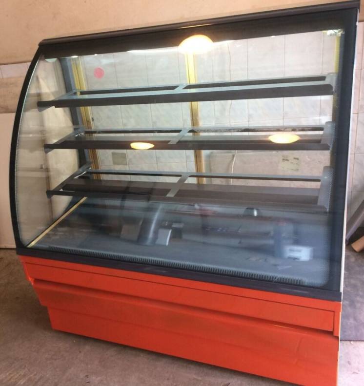 холодильная кондитерская витрина 1,35 метра б/у