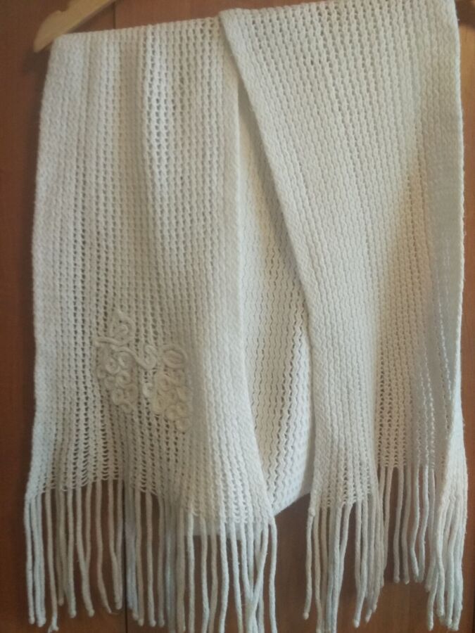 Продам отличный новый длинный  белый шарф